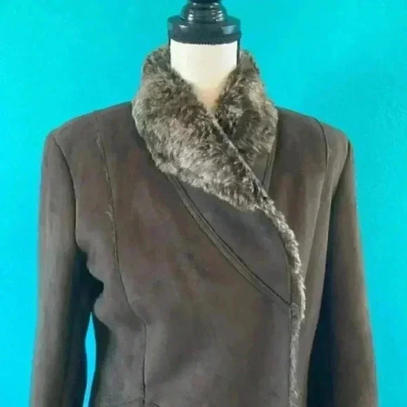 Vintage faux fur jacket in size 6 - Picture 2 of 5